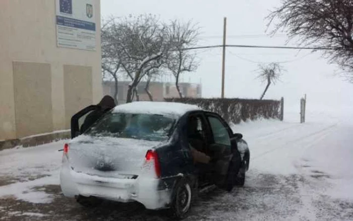 Un cetăţean din comuna Dragomireşti a reclamat faptul că oamenii sunt transportaţi cu maşina la vot FOTO: alegericorecte.ro