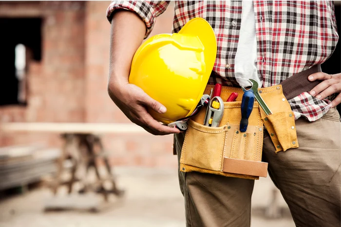 Trei muncitori au încercat să înșele un bătrân / Foto: Freepik