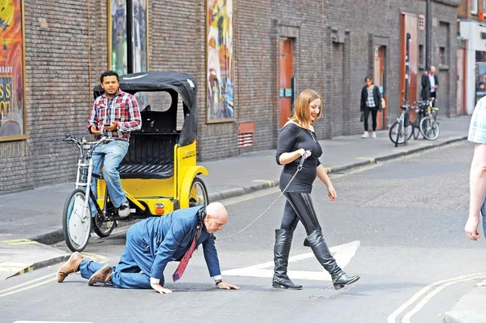 
    Unii trecători se îngrozesc când londonezul “curăţă” trotuarul cu limbaFoto: Photoland/Wenn  