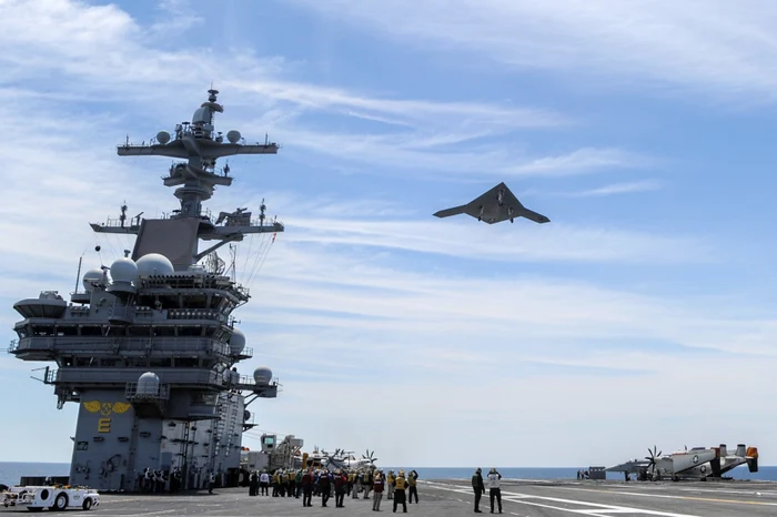 Avionul de vânătoare fără pilot X-47B deasupra portavionului USS George H W Bush Foto Profimedia