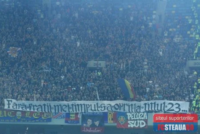 Banner afişat de Peluza Sud Steaua la meciul cu Dinamo, în semn de solidaritate cu cei 12 suporteri care trec prin nişte momente dificile FOTO Răzvan Păsărică/Rpressport