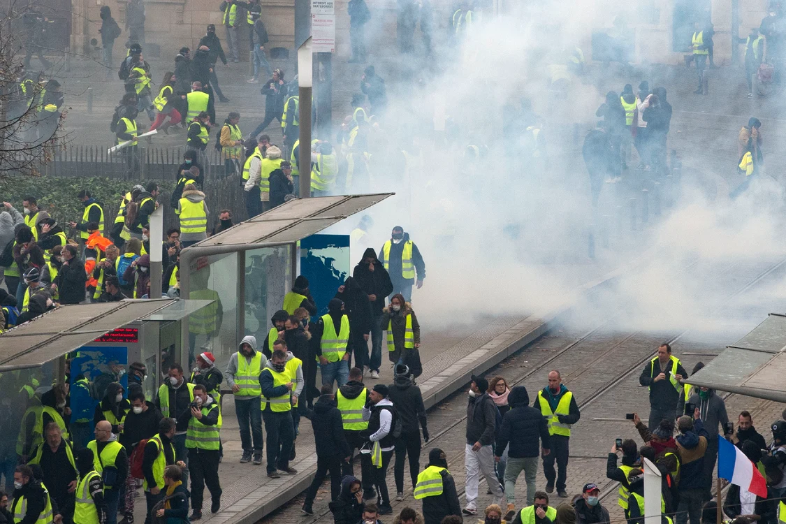 Manifestanţii din Franţa au purtat veste reflectorizante la proteste