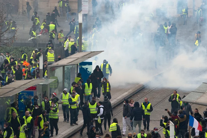 Manifestanţii din Franţa au purtat veste reflectorizante la proteste