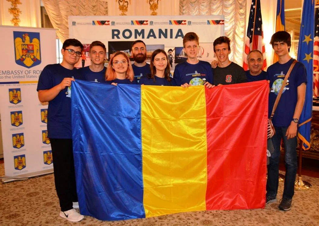 La prima ediţie vor participa 164 de ţări, România fiind reprezentată de echipa “Romanian Robotics Olympics”, formată din 7 elevi de liceu cu performanţe deosebite din domeniul roboticii. (Sursă FOTO: Facebook)