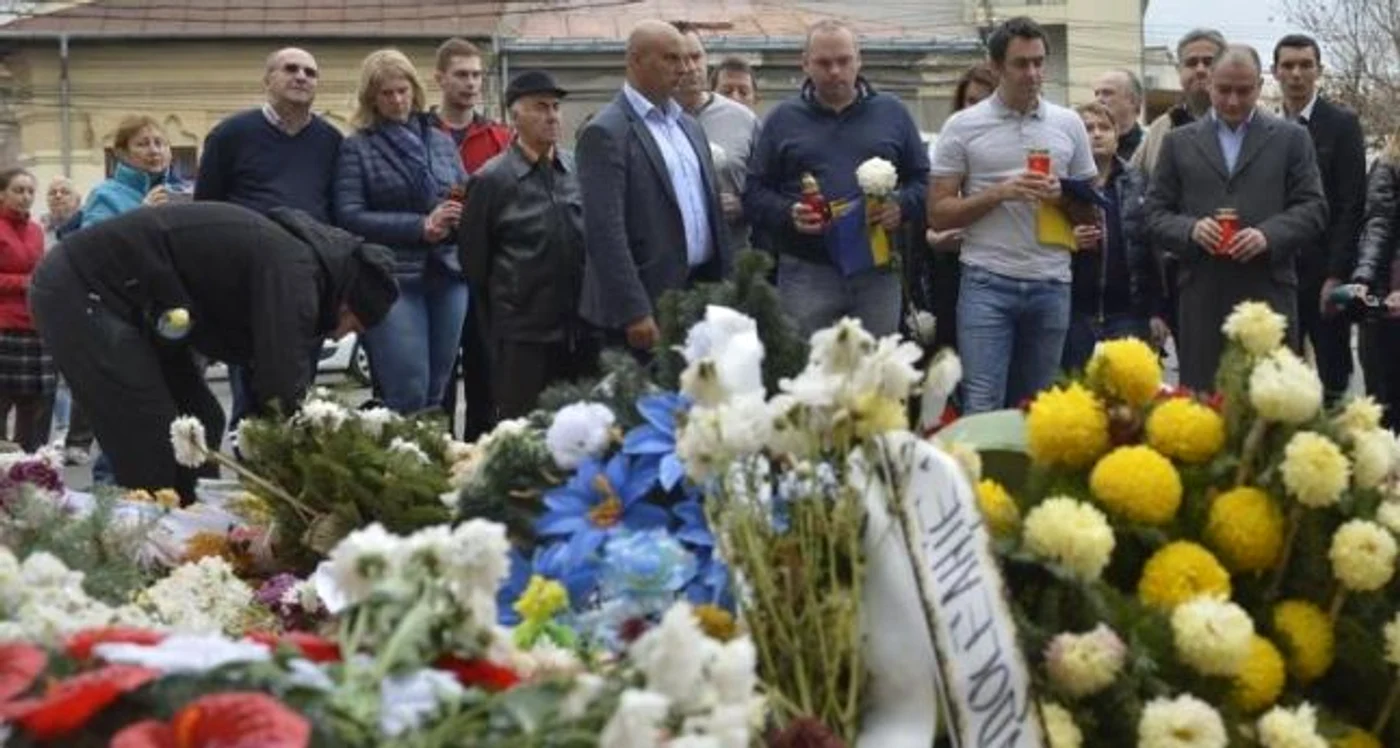 
    Ronnie O'Sullivan şi Stuart Bingham, omagiu victimelor de la club Colectivfoto: captură Dolce Sport  