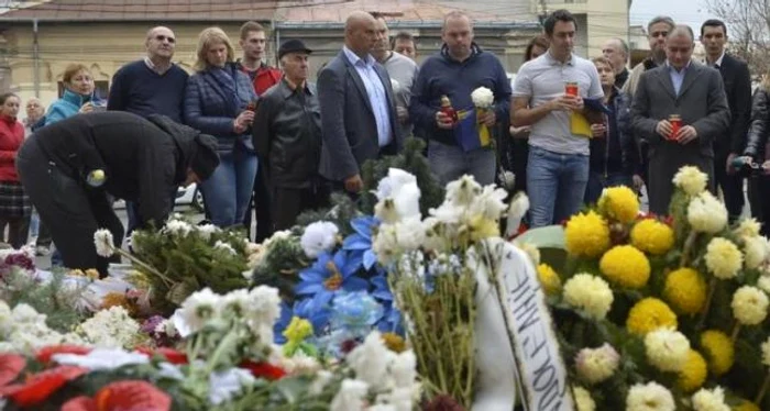 
    Ronnie O'Sullivan şi Stuart Bingham, omagiu victimelor de la club Colectivfoto: captură Dolce Sport  