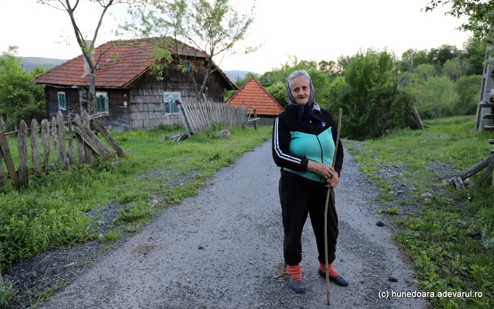 Eleonora, una dintre puținele localnice din Bătrâna. Foto: Daniel Guță. ADEVĂRUL