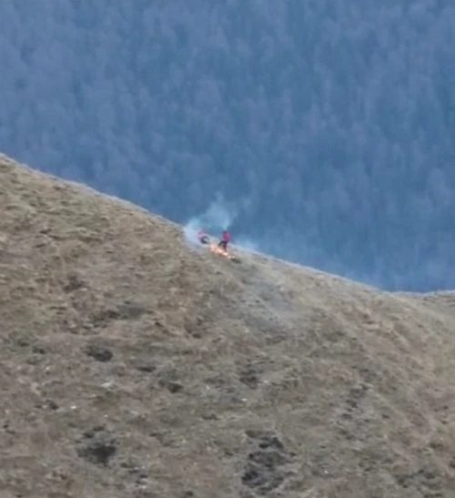 Turist, amendat cu 3 000 de lei după ce a incendiat pajiştea din apropierea Crucii Caraiman jpg