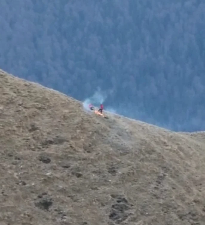 Turist, amendat cu 3 000 de lei după ce a incendiat pajiştea din apropierea Crucii Caraiman jpg
