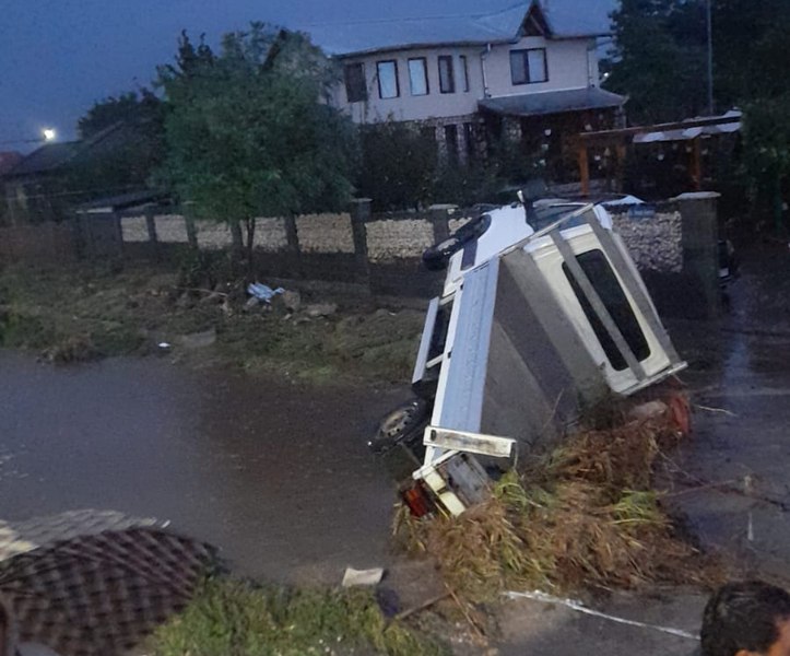 Furtună violentă în Constanța: peste 500 de apeluri la 112. Cetăţenii au fost avertizaţi să nu iasă din case