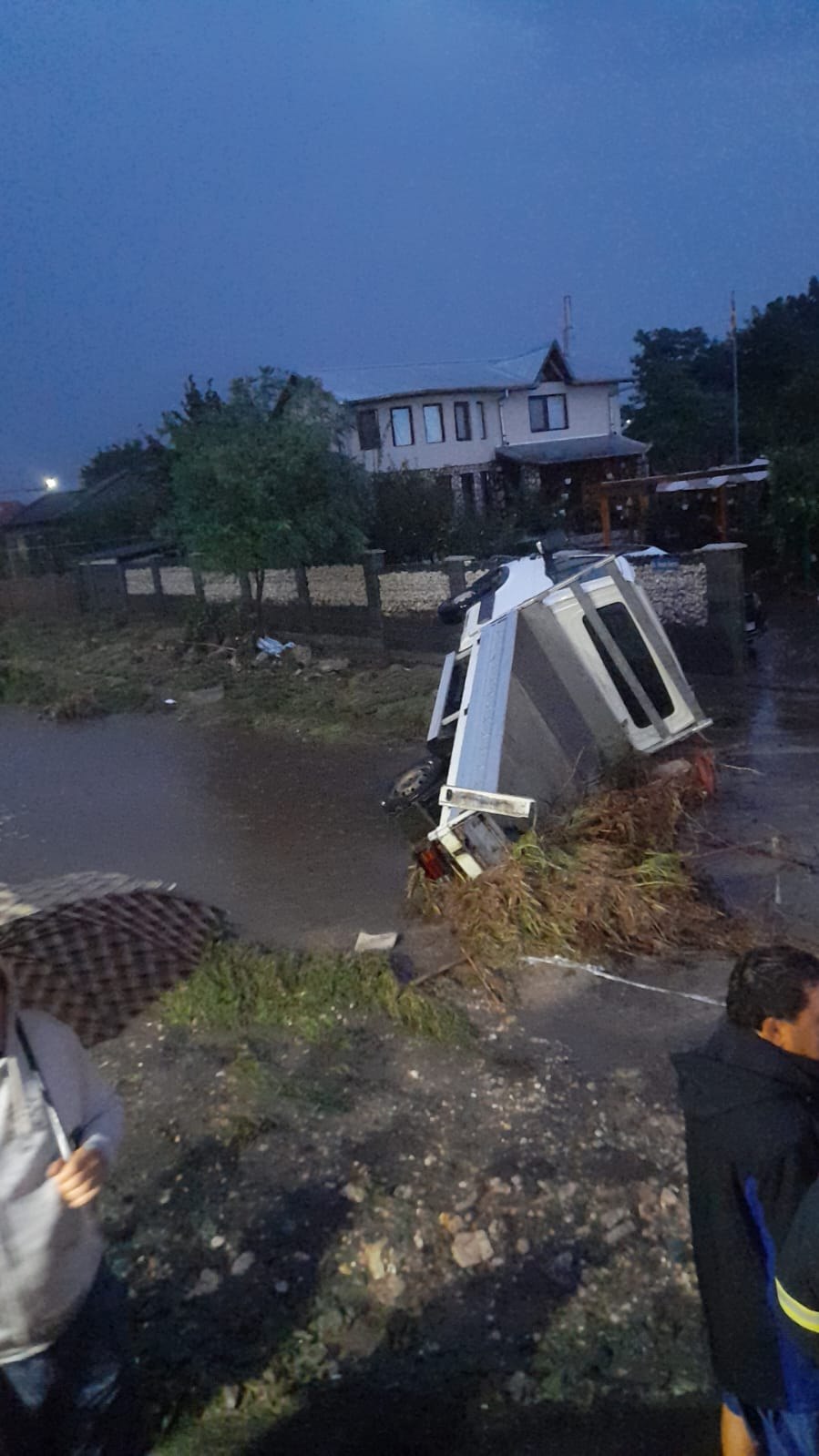 Furtună puternică în Constanța: peste 500 de apeluri la 112, cetățeni avertizați să rămână în case. Furtună puternică în Constanța: peste 500 de apeluri la 112, cetățeni avertizați să rămână în case.