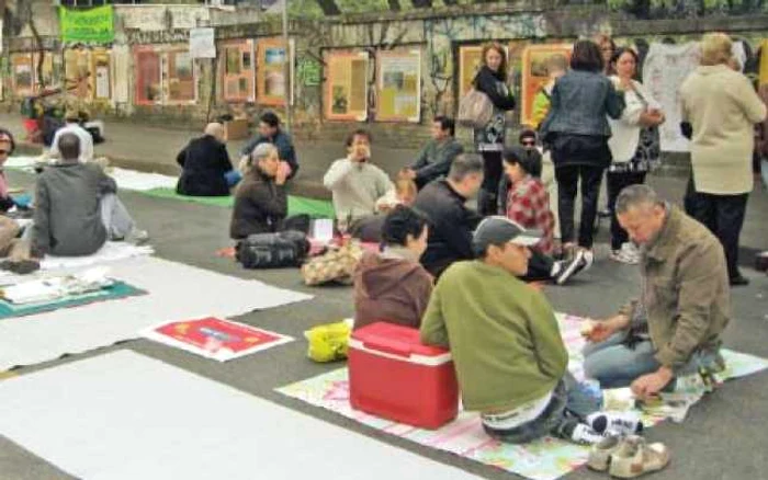 Pentru cei care n-au bani de restaurante există întotdeauna varianta unui picnic în mijlocul străzii