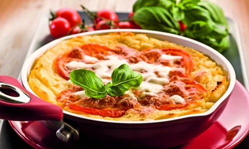 pizza cu carnati si aluat de cartofi jpeg