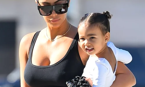 Kim Kardashian este, din nou, brunetă  Oare pentru cât timp? jpeg