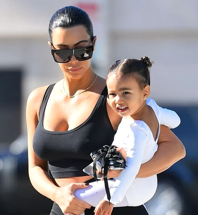 Kim Kardashian este, din nou, brunetă. Oare pentru cât timp?