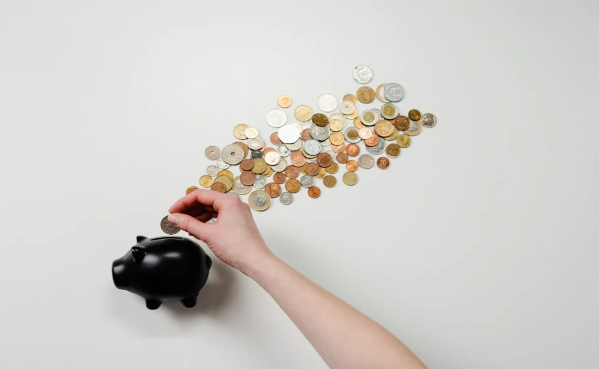 În ce priveşte economisirea, 34% dintre respondenţii români au declarat că nu au pus niciun ban deoparte în ultimele 12 luni.