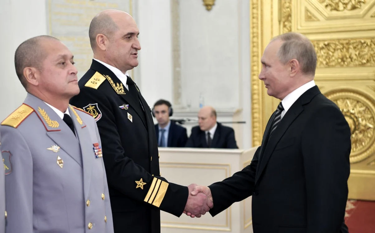 Vladimir Putin şi viceamiralul Igor Osipov, considerat responsabil de scufundarea crucişătorului Moskva FOTO EPA-EFE
