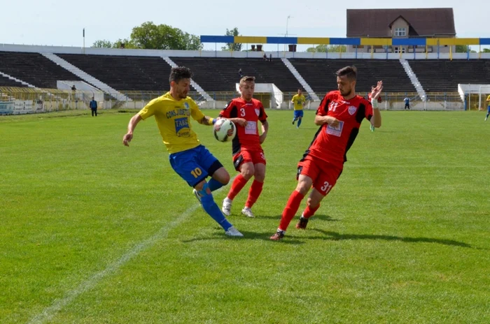 Sălăgeanu (echipament galben albastru) nu a mai repetat  evoluţille bune din ultima perioadă, atacantul sătmărean fiind anihilat de apărătorii reşiţeni. FOTO - portalsm.ro