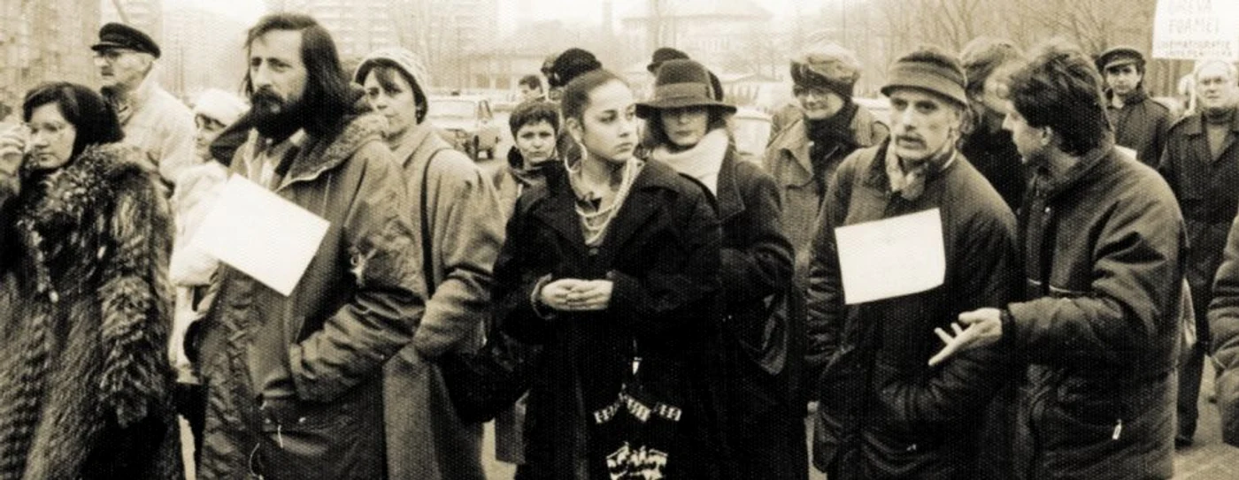 Vivi Drăgan Vasile, alăturide Stere Gulea (al doilea din dreapta) în timpul grevei cineaştilor de după Revoluţia Foto: Arhivă personală Vivi Drăgan Vasile