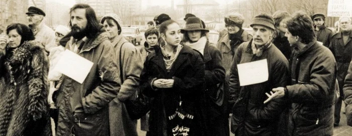 Vivi Drăgan Vasile, alăturide Stere Gulea (al doilea din dreapta) în timpul grevei cineaştilor de după Revoluţia Foto: Arhivă personală Vivi Drăgan Vasile