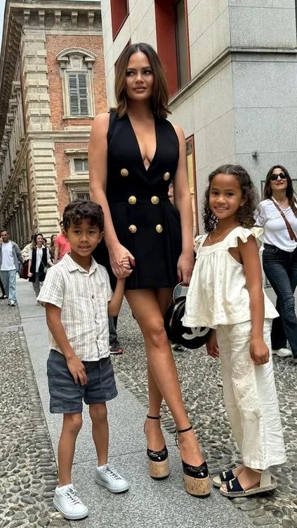 Chrissy Teigen cu doi dintre copiii ei, pe o strada