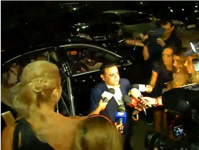 Adi Minune a ajuns şi el la local însoţit de soţie şi copii