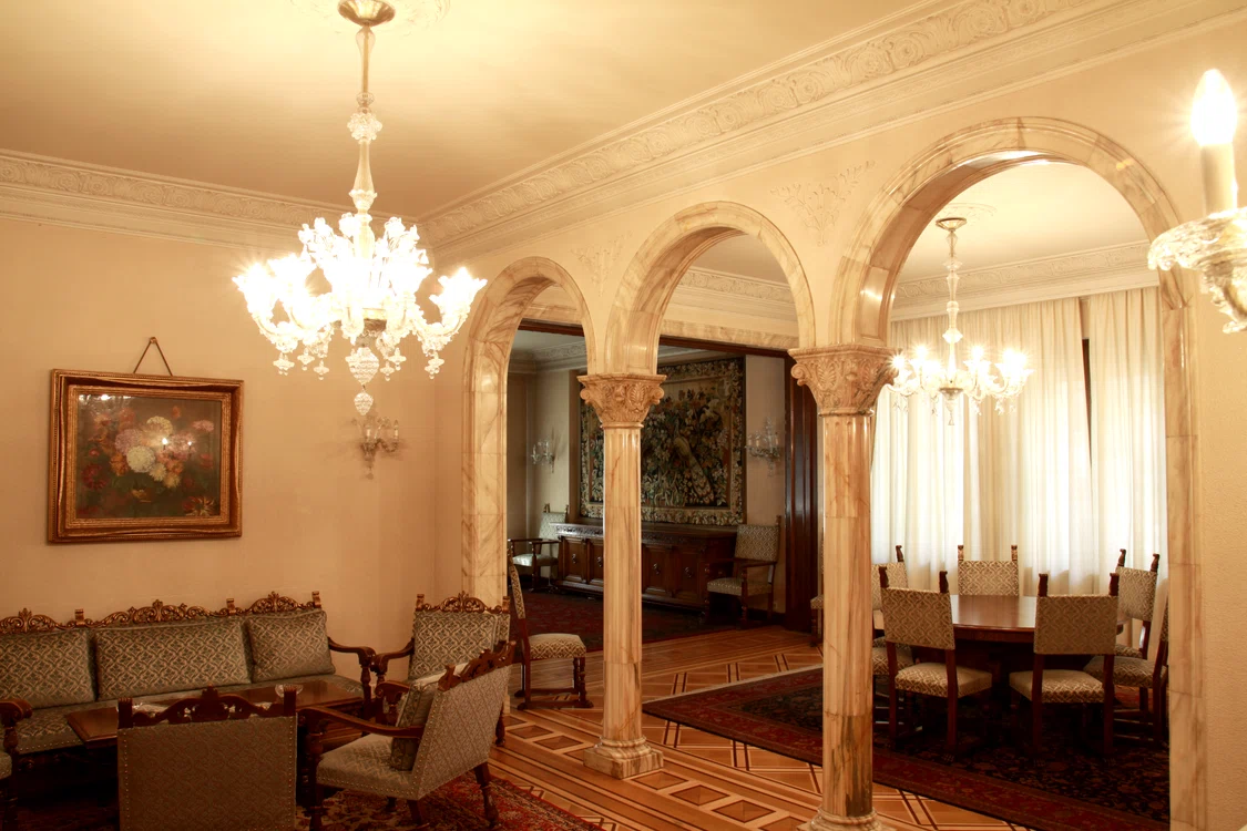 Coloanele din palatul familiei Ceaușescu. Foto: casaceausescu.ro