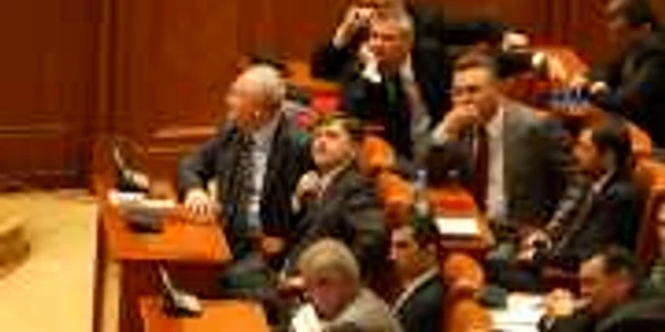 Crin Antonescu a îndemnat parlamentarii puterii: "Votaţi! Dacă vă ascundeţi azi, nu vă va mai căuta nimeni!"