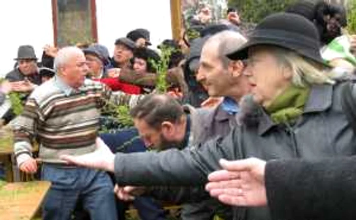 Credincioşii s-au înghesuit pentru o crenguţă de salcie sfinţită
