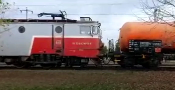
    Nu se ştie dacă victima a căzut din tren sau s-a aruncat Foto: Captură Video  