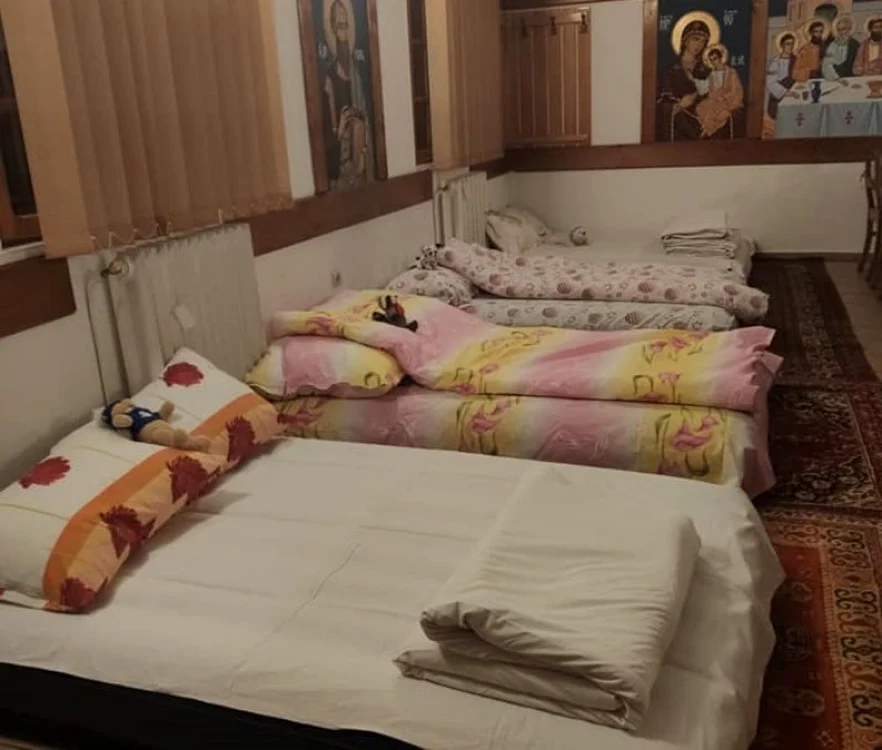 A fost amenajat spaţiu de cazare într-o parohie din Botoşani FOTO stiri.botosani.ro