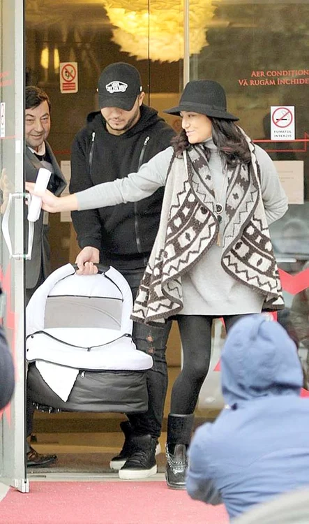 Claudia şi Gabi se pregătesc, în prezent, de botezul micuţului lor