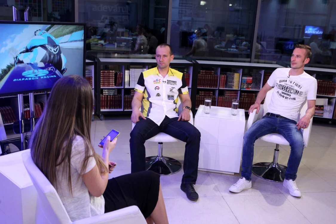 Ionuţ Mistode, organizatorul RoSBK, şi Adrian Petrovici, câştigătorul clasei Rookies 600 FOTO Sever Gheorghe
