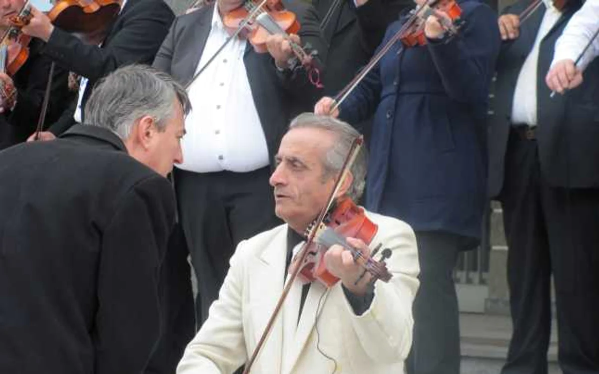 Alexandru Bob Siminic (în sacou alb, cu vioara în mână) a înfiinţat formaţia „Lăutarii Ardealului“  FOTO: Florina Pop