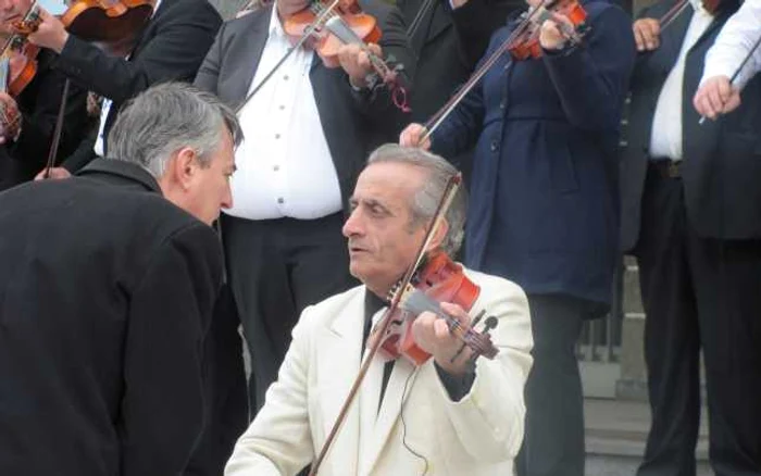 Alexandru Bob Siminic (în sacou alb, cu vioara în mână) a înfiinţat formaţia „Lăutarii Ardealului“  FOTO: Florina Pop