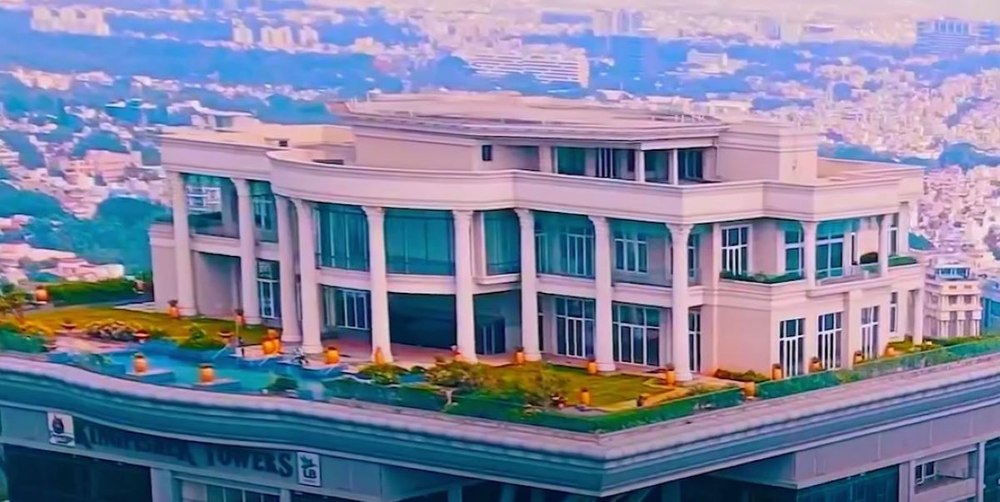 „Casa Albă” a Indiei. Un milionar și-a construit un conac uriaș pe acoperișul unui zgârie-nori, dar nu va păși niciodată în el VIDEO