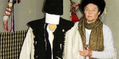 Turiştii admiră porturile populare la Muzeul de Etnografie din Vatra Dornei