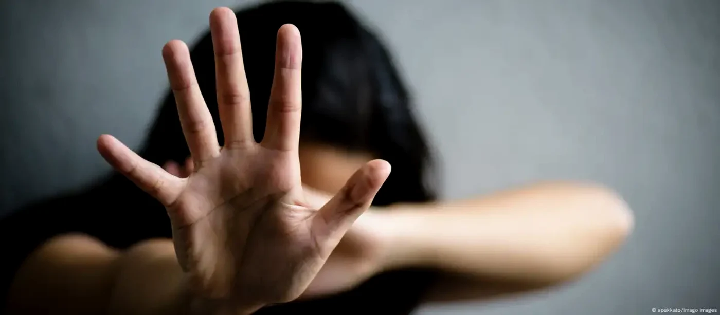 O tânără care încearcă să se apere de un agresor (imagine-simbol)