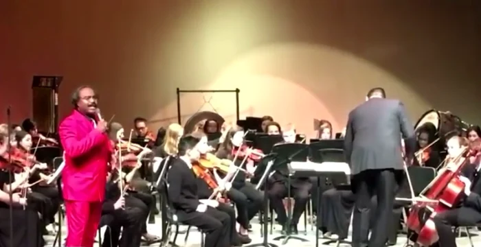 
    Îngrijitorul și-a demonstrat talentul ascuns în cadrul unui concertFoto Youtube  