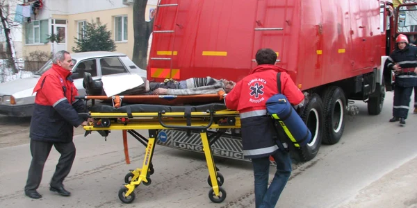 Un bătrân de 72 de ani a necesitat intervenţia ambulanţei