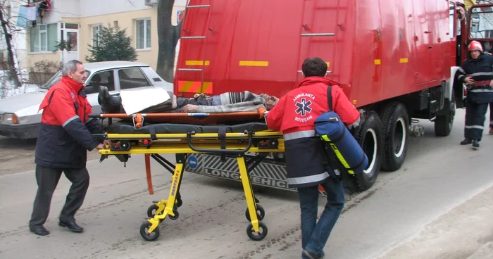 Un bătrân de 72 de ani a necesitat intervenţia ambulanţei
