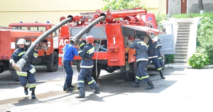 Mai multe sute de pompieri lucrează astăzi în regim permanent Foto: Dumitru Goncear