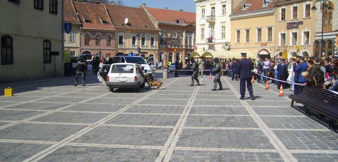 Demonstraţia mascaţilor i-a încântat pe braşoveni Foto. Flavia Cistian