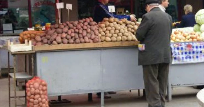 Iaşi: „Coşul anti-criză“ din hypermarket este mai ieftin cu 10 lei decât la piaţă