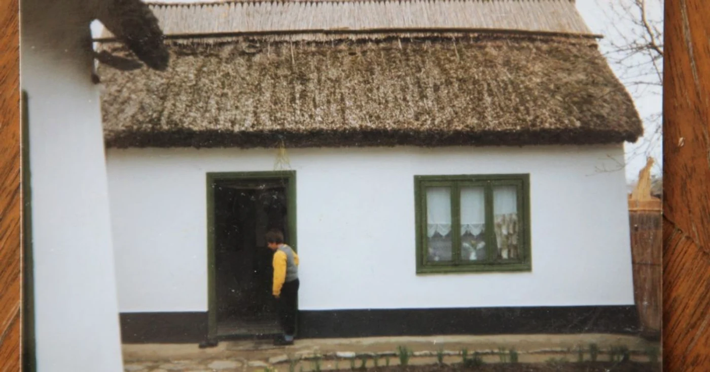 Casa bunicilor din satul Iazurile, unde actrița a copilărit.  Foto: Arhiva personală