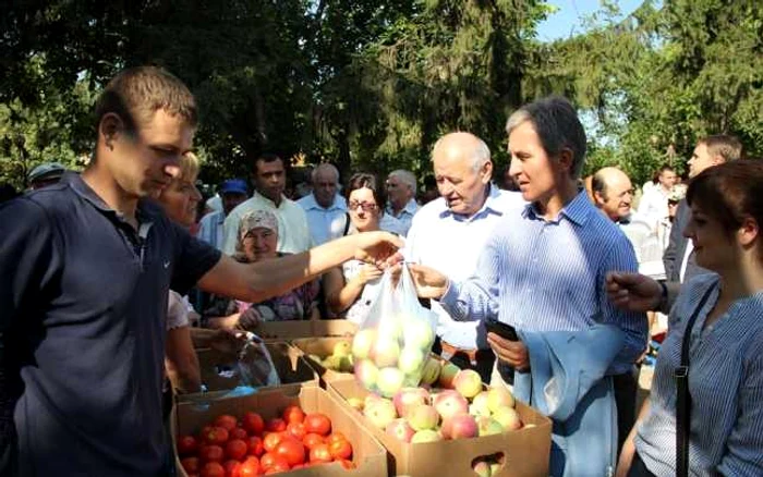 Premierul Iurie Leancă a făcut mai multe cumpărături la târgul din Puhăceni