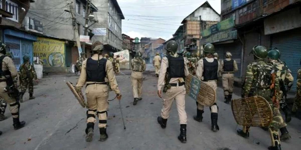 Membri ai fortelor de securitate la Srinagar