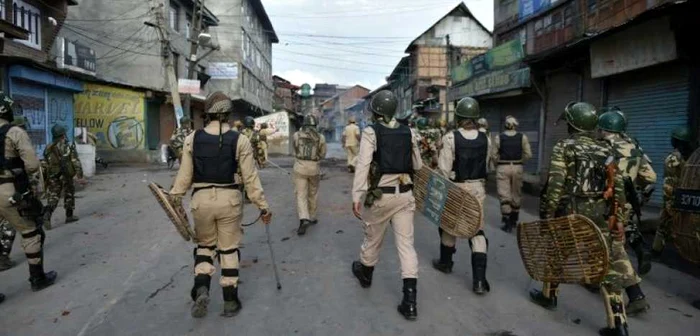 Membri ai forţelor de securitate la Srinagar, în Caşmirul indian FOTO AFP