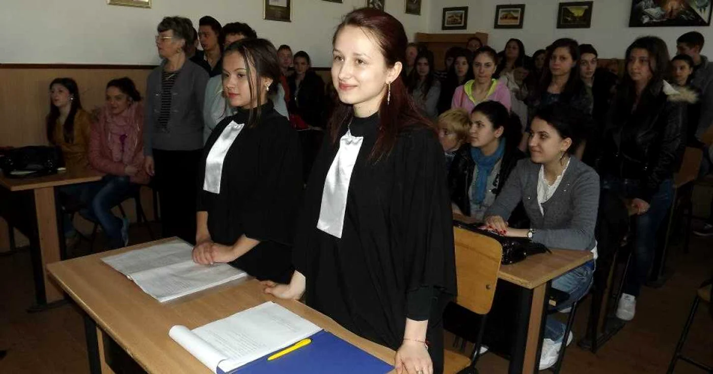 Elevii "magistraţi" au şi ţinuta adecvată