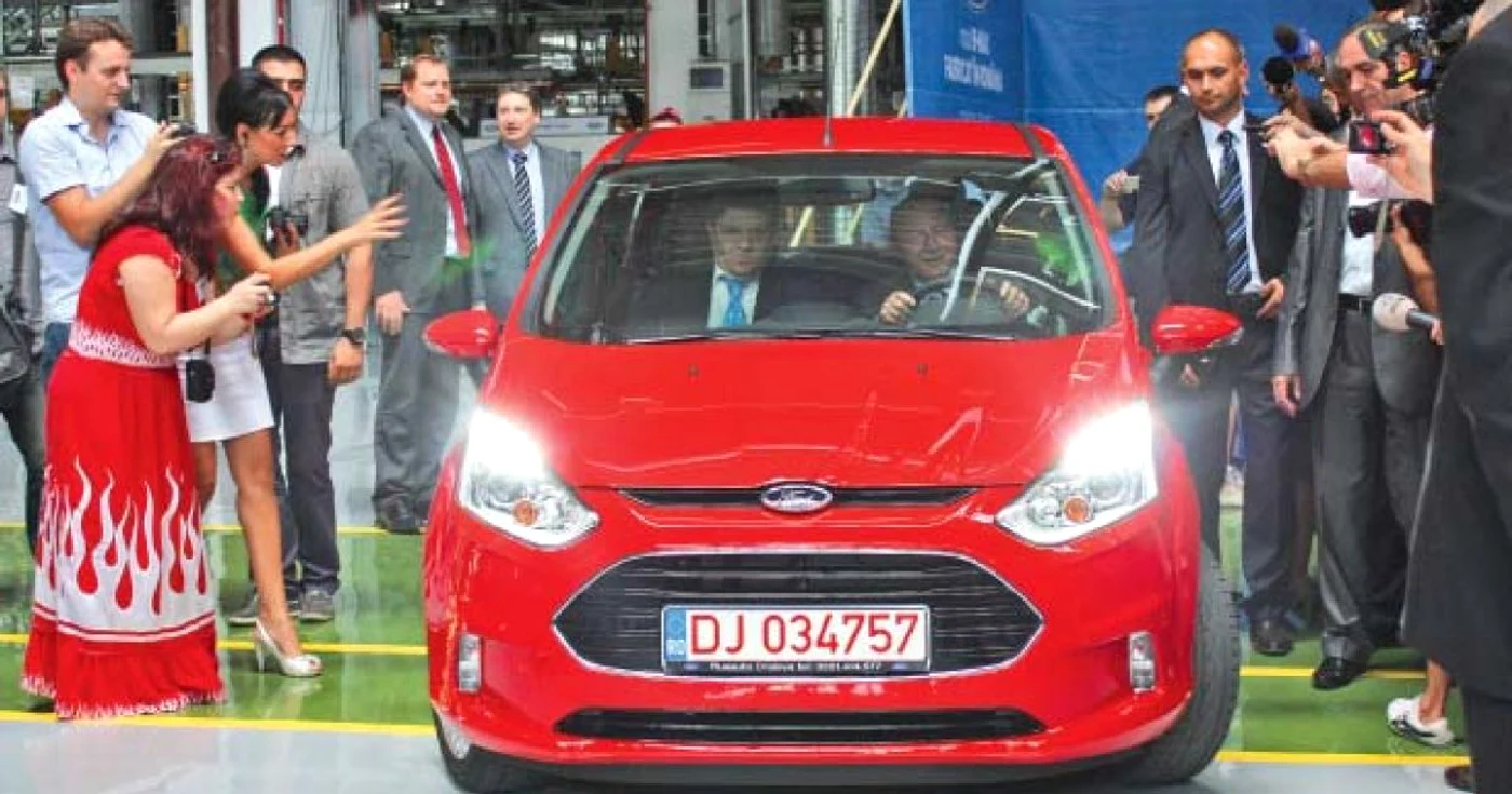 Preşedintele Traian Băsescu a testat noul B-Max chiar în incinta fabricii din Craiova    